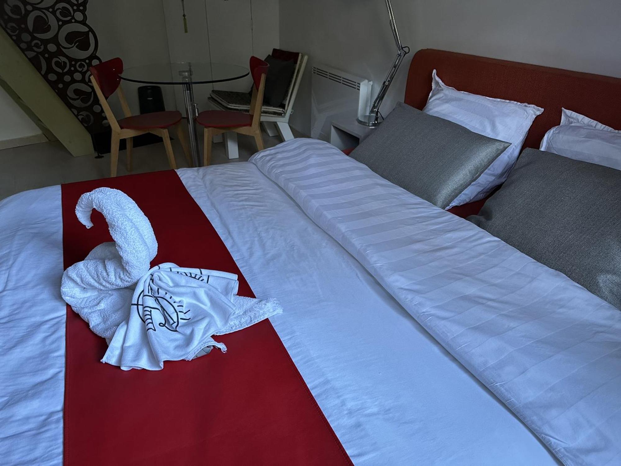 48 Urban Suites Dun-le-Palestel Oda fotoğraf